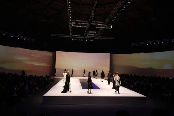 Modelos Exibem Novas Criações Desfile Moda Araisara Durante China Fashion — Fotografia de Stock