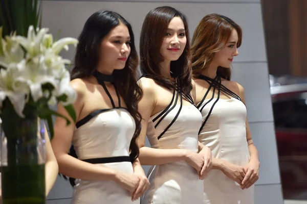 Showgirls Posent Sur Stand Acura Lors 14E Salon International Automobile — Photo