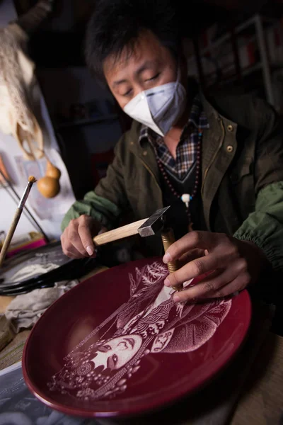 Kinesiska Hantverkare Zhang Shusong Skär Porslin Tallrik Verkstad Changchun City — Stockfoto
