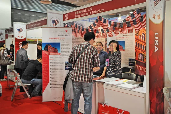 Visitantes Chineses Conversam Com Consultores Educação Stand Instituto Tecnologia Illinois — Fotografia de Stock
