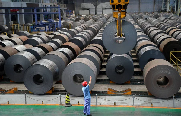 Travailleur Chinois Ordonne Une Grue Soulever Rouleau Tôles Acier Enroulées — Photo