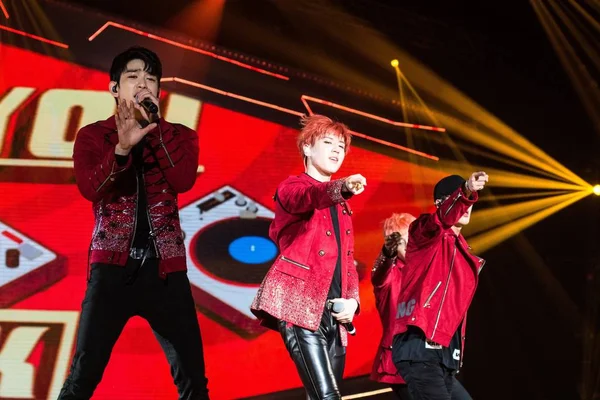 Eteläkorealaisen Poikaryhmän Got7 Jäsenet Esiintyvät Konsertissaan Shanghaissa Kiinassa Toukokuuta 2016 — kuvapankkivalokuva