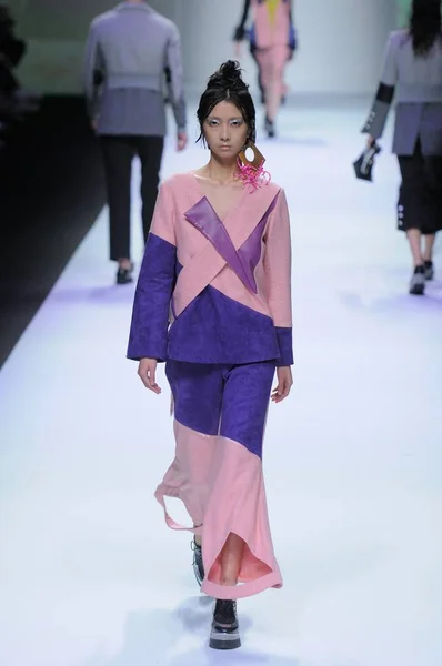 Модель Демонстрирует Новое Творение Показе Мод Yao Время Шанхайской Недели — стоковое фото
