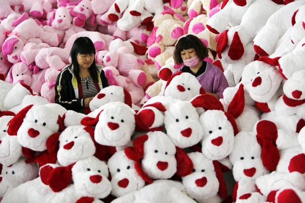 노동자는 중국의 롄윈강 장난감 공장에서 유럽과 미국에 장난감을 만든다 2015 — 스톡 사진