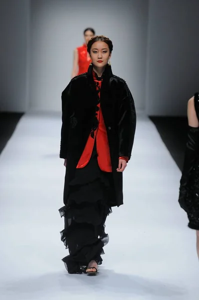 Modell Visar Skapelse Modevisning Jefen Frankie Den Shanghai Fashion Week — Stockfoto