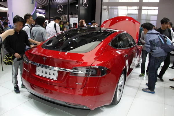 Bezoekers Kijken Naar Een Tesla Model Elektrische Auto Tentoongesteld Tijdens — Stockfoto