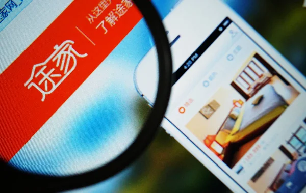 File Netizen Browses Website Chinese Vacation Rental Site Tujia Com — стоковое фото