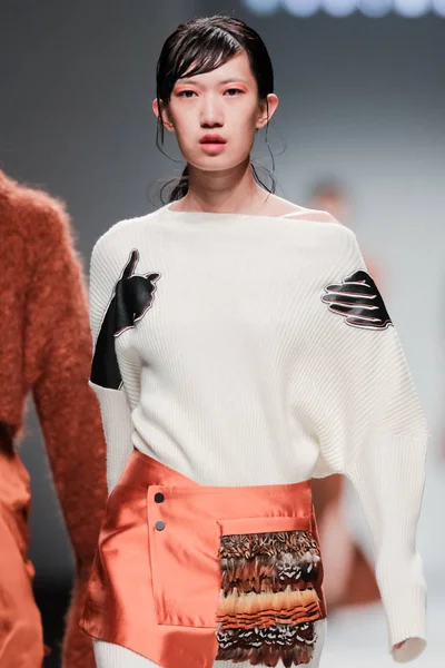 Модель Демонстрирует Новое Творение Модном Показе Makemake Время Шанхайской Недели — стоковое фото