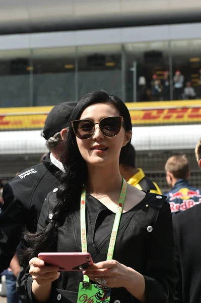 Atriz Chinesa Fan Bingbing Saúda Espectadores Campo Frente Grande Prêmio — Fotografia de Stock