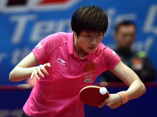 2016年4月14日 在中国香港举行的2016年里约奥运会亚洲乒乓球资格赛上 中国选手丁宁在女子单打第一阶段 比赛中重返日本的米玛伊托 — 图库照片