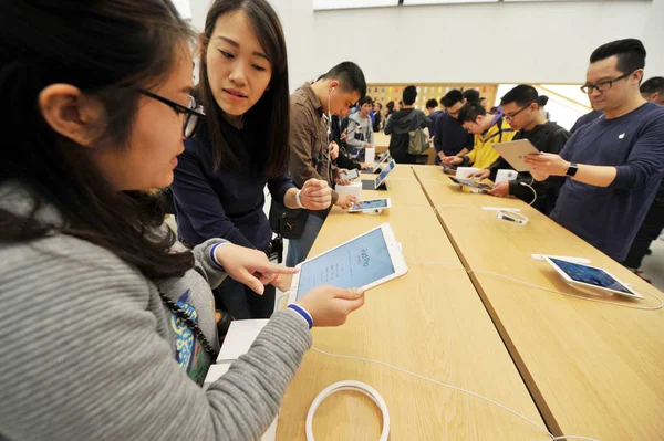 Kipróbál Ipad Pro Más Ipad Tablet Apple Store Fuzhou Városban — Stock Fotó