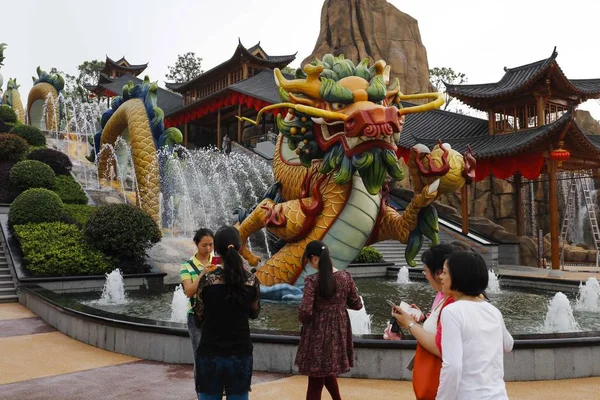 Gente Camina Bajo Una Fuente Temática Dragón Ciudad Turismo Cultural — Foto de Stock