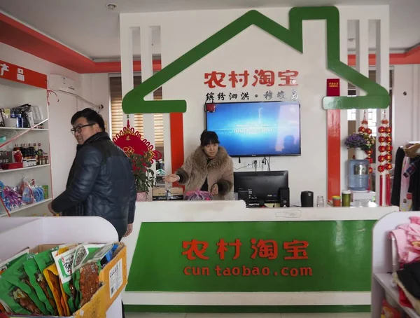 Anställd Betjänar Kund Ett Service Center För Cun Taobao Com — Stockfoto