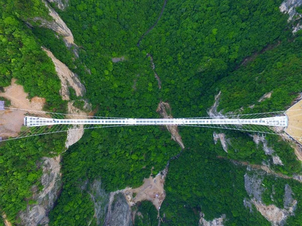 Een Luchtfoto Van Werelds Langste Hoogste Glazen Bodem Brug Zhangjiajie — Stockfoto