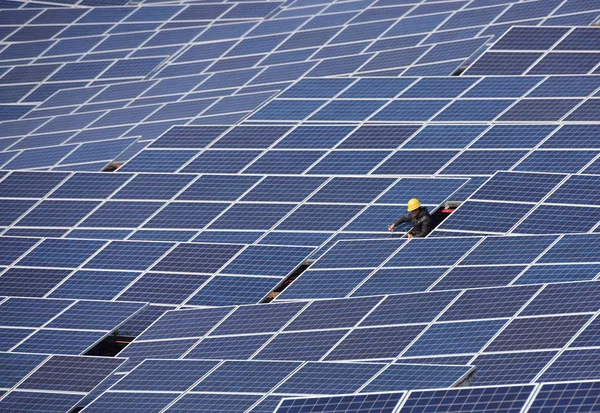 Trabalhador Chinês Instala Painéis Solares Uma Usina Fotovoltaica Cidade Guanshui — Fotografia de Stock