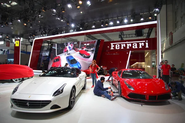 Şçiler Ferrari Spor Arabalar Hazırlıklarında Pekin Uluslararası Otomotiv Fuarı Olarak — Stok fotoğraf