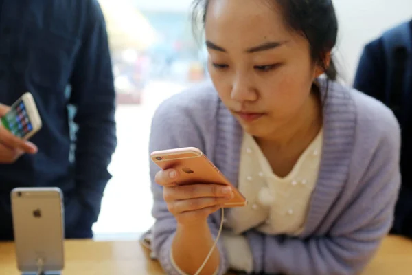 Китайский Клиент Опробовал Iphone Apple Store Шанхае Китай Апреля 2016 — стоковое фото