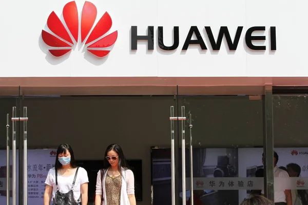 Les Clients Quittent Magasin Téléphonie Mobile Huawei Dans Ville Huaian — Photo