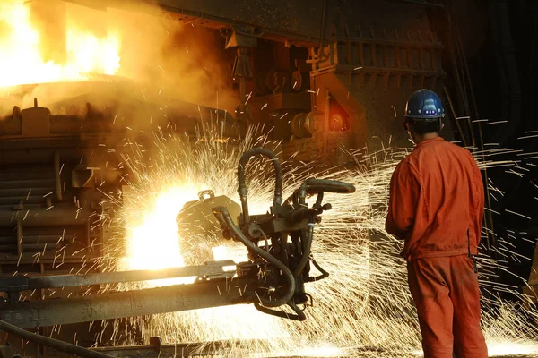 Kinesisk Arbetare Klockor Produktion Stål Stålverk Dongbei Special Steel Group — Stockfoto