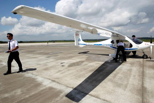 Földi Személyzet Tagjai Ellenőrzik Ruixiang Rx1E Elektromos Repülőgép Egy Repülési — Stock Fotó