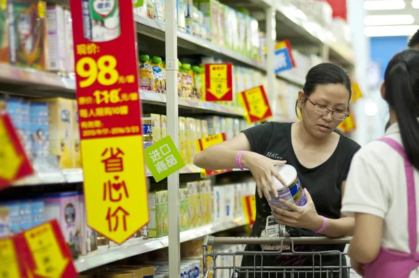 2015年10月25日 中国南部広東省広州市のスーパーマーケットで 中国人女性がベビーフォーミュラを購入 — ストック写真