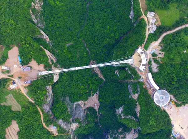 中国の湖南省 Zhangjiajie 市にある Wulingyuan の風光明媚な Zhangjiajie の歴史的関心地域にある 世界最長で最高のガラス底の橋の空中像 月2016 — ストック写真