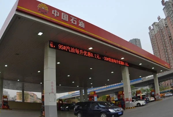 Automóviles Están Siendo Repostados Una Gasolinera Petrochina Una Subsidiaria Cnpc —  Fotos de Stock