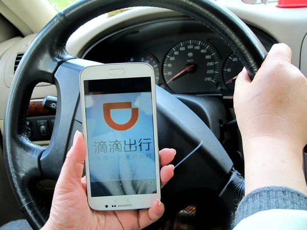 Ein Fahrer Zeigt Ein Bild Der Chinesischen Auto Service App — Stockfoto