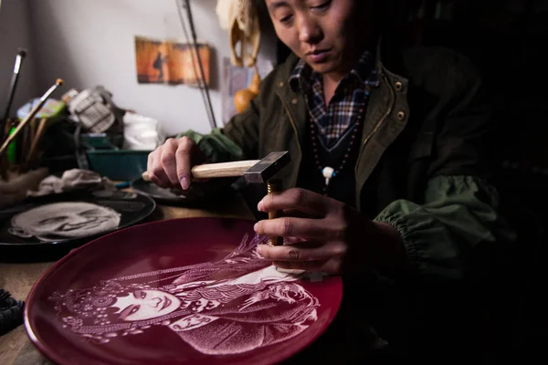 2016年5月8日 中国工艺师张树松在中国东北吉林省长春市的一个作坊雕刻瓷盘 — 图库照片