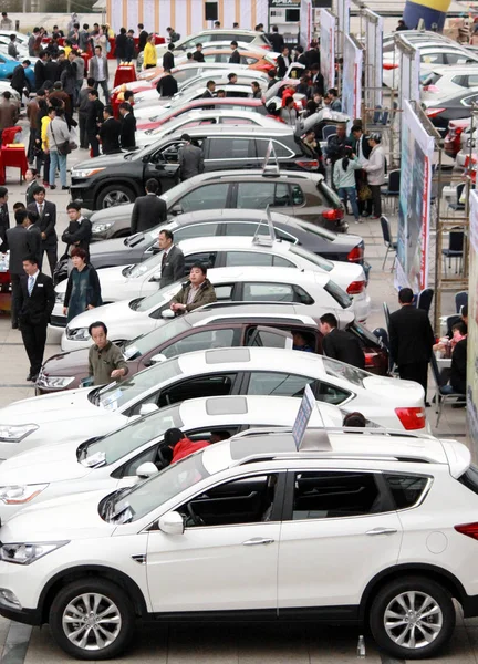 2015年11月1日 在中国东部江苏省南京市举行的车展上 游客们观看展出的汽车 — 图库照片