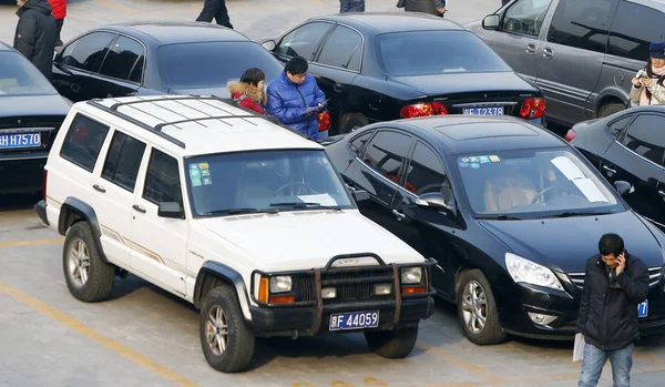 2015년 23일 베이징의 자동차 시장에서 중고차를 바라보는 바이어 — 스톡 사진
