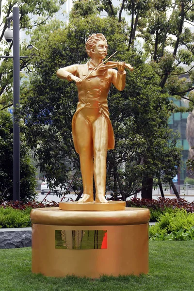 Копия Золотой Статуи Иоганна Штрауса Изображена Перед Шанхайской Башней Финансовом — стоковое фото