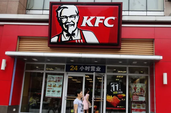 Pedestre Passa Por Restaurante Fast Food Kfc Yum Brands Cidade — Fotografia de Stock