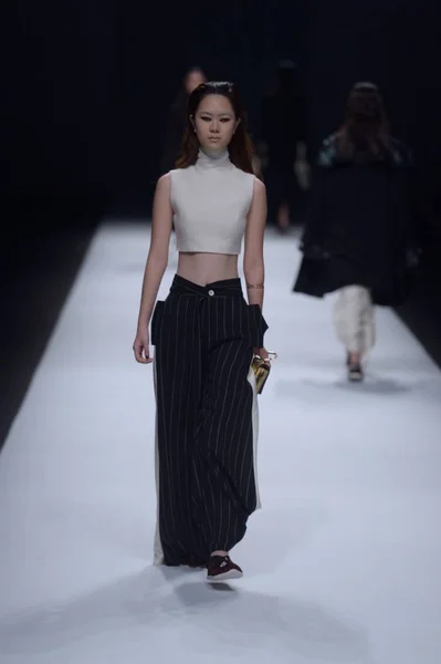 Модель Демонстрирует Новое Творение Модном Показе Just Tee Timi Cheng — стоковое фото