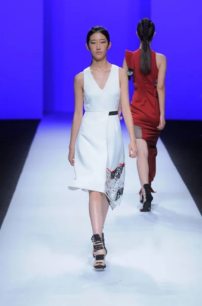 Modell Visar Skapelse N12H Modevisning Den Shanghai Fashion Week Höst — Stockfoto