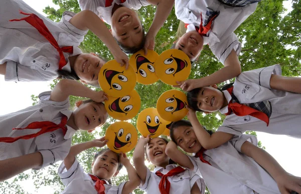 Young Chinese Students Smile Hold Smiling Face Cutouts Celebrate Upcoming — Stock Photo, Image