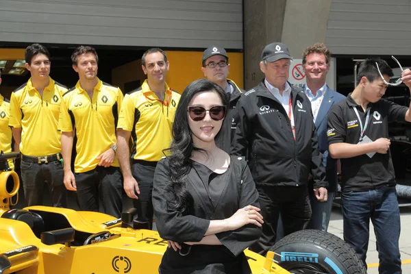 Chinese Actress Fan Bingbing Visits Renault Team Ahead 2016 Formula — Stock Photo, Image