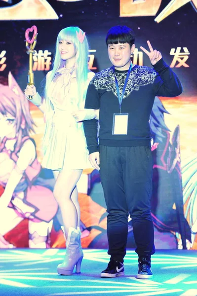 オンライン ゲーム ケルベロス 北京での記者会見でファンと符号化の低ビットレート化ウンジョン Ara はコスプレ衣装に身を包んだ韓国ガール グループの左ポーズ 2016 — ストック写真