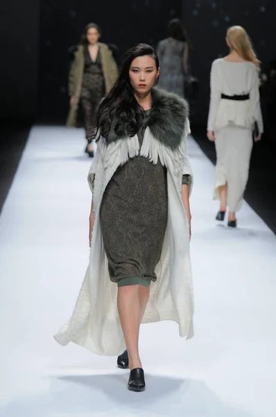 モデルは 上海ファッション週秋 2016 年までに上海 2016 日の間にティナ Gia のファッションショーで新しい創造を表示します — ストック写真