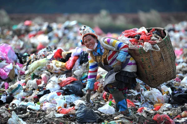 Datei Ein Chinesischer Aasfresser Sucht Müllbergen Auf Einer Mülldeponie Stadtrand — Stockfoto