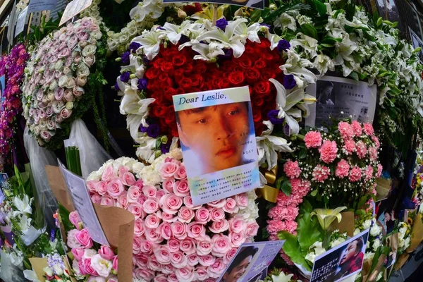 故人の香港の歌手 レスリー チョンが 香港で飛び降りたホテルの外で彼の死の13周年を記念する活動中にファンによって捧げられた花と写真 月2016 — ストック写真