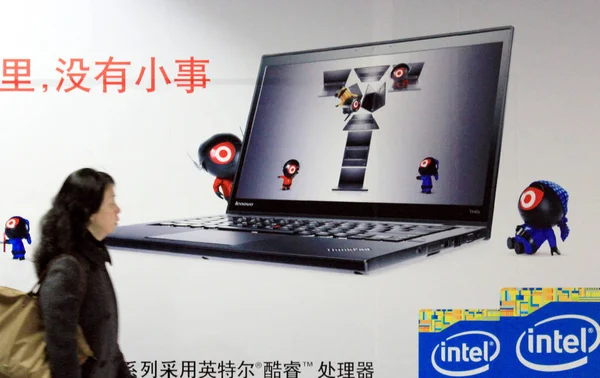 Пешеход Проходит Мимо Рекламы Ноутбука Lenovo Thinkpad Процессорами Intel Городе — стоковое фото