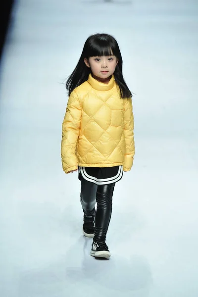 Mannequin Enfant Présente Une Nouvelle Création Défilé Mode Tingzu Lors — Photo
