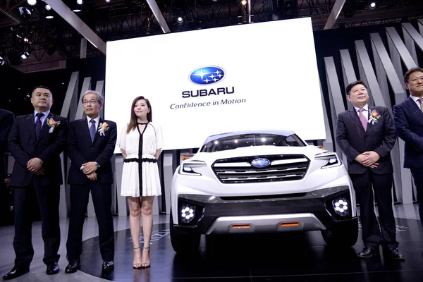 Kinesisk Sångerska Zhang Liangying Tredje Vänster Poserar Med Subaru Viziv — Stockfoto