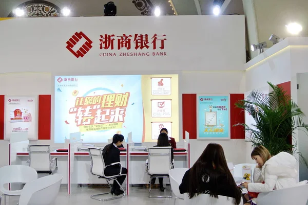 Besökare Ses Montern Kina Zheshang Bank Utställning Peking Kina Oktober — Stockfoto