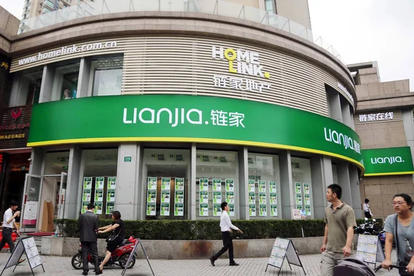 2015年9月20日 行人走过中国房地产经纪公司联佳 又称Homelink 在中国上海的一家分店 — 图库照片