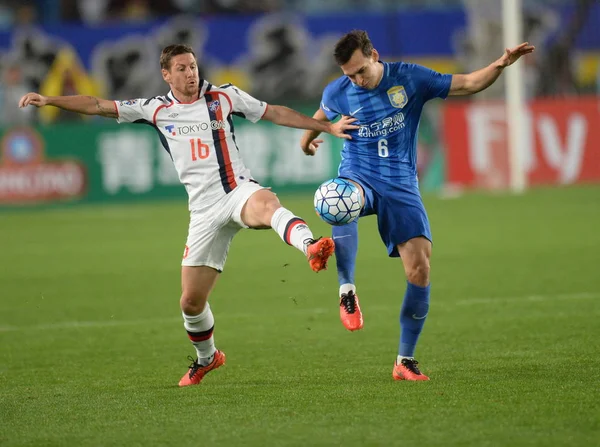 Trent Sainsbury Van China Jiangsu Suning Rechts Daagt Nathan Burns — Stockfoto