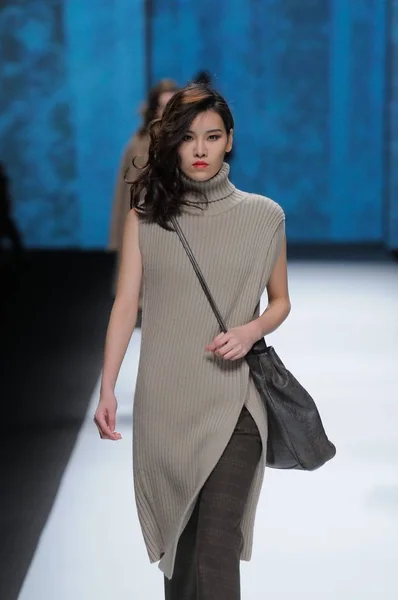 Model Wyświetla Nowe Stworzenie Pokazie Mody Tina Gia Podczas Shanghai — Zdjęcie stockowe