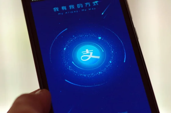 Ein Chinesischer Handynutzer Nutzt Die App Des Online Bezahldienstes Alipay — Stockfoto