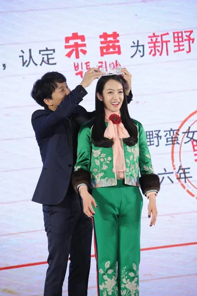 中国の歌手および女優ビクトリア歌銭 韓国の女性グループ の韓国俳優チャ テヒョンの新作映画 マイ新しい猟奇的な彼女 北京中国 2016 日を促進するために記者会見に出席 — ストック写真